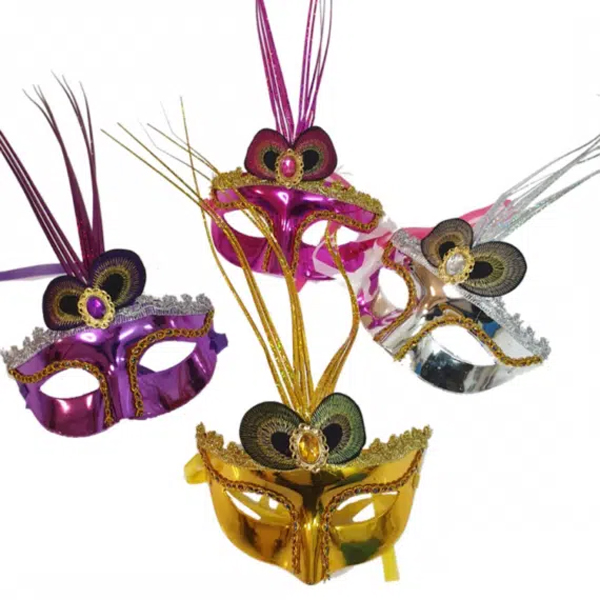 מסכת פנים מטאלית עם פרנזים